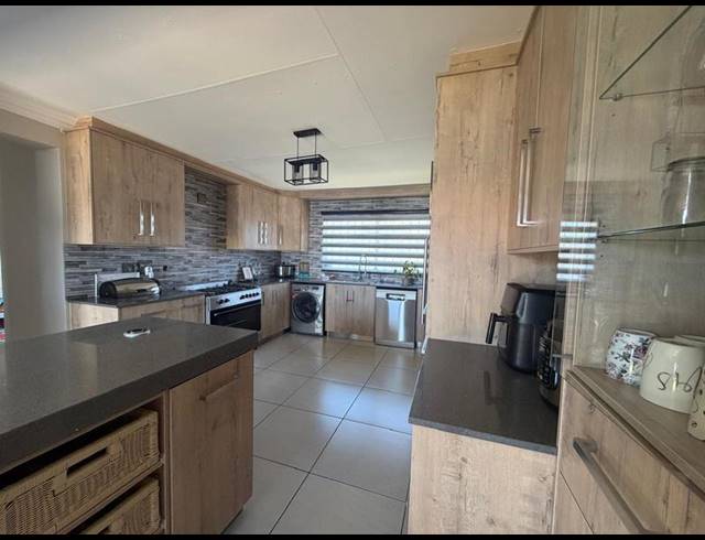 5 BEDROOM HOUSE FOR SALE IN RIVERSDALE